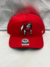Load image into Gallery viewer, Georgia Bulldogs NCAA '47 Brand Throwback Red Hitch Adjustable Snapback Hat displayed on a wooden table with a backdrop of Georgia Bulldogs merchandise.
