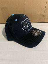 Load image into Gallery viewer, North Carolina Tar Heels NCAA Zephyr Black Stretch Fit One Size Hat Cap - Casey's Sports Store