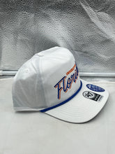 Load image into Gallery viewer, Florida Gators NCAA &#39;47 Brand White Hitch Rope Adjustable Snapback Hat showcasing the classic logo and trendy rope design.
