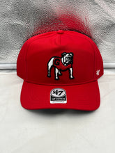 Load image into Gallery viewer, Georgia Bulldogs NCAA &#39;47 Brand Throwback Red Hitch Adjustable Snapback Hat displayed on a wooden table with a backdrop of Georgia Bulldogs merchandise.
