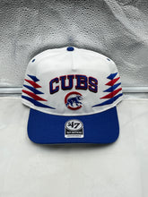 Load image into Gallery viewer, Chicago Cubs MLB &#39;47 Brand White Two Tone Diamond Hitch Adjustable Snapback Hat displaying a stylish design and adjustable fit for baseball fans.
