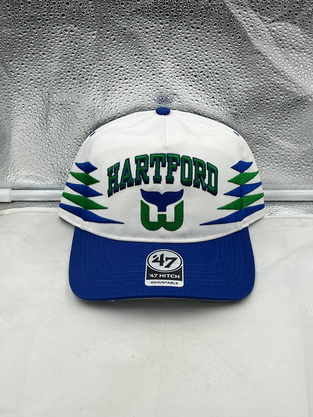 Hartford Whalers NHL '47 Brand White Diamond Hitch Adjustable Snapback Hat featuring a white color scheme and adjustable snapback for a comfortable fit.