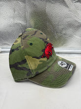 Load image into Gallery viewer, Side profile of the Arkansas Razorbacks hat, designed by '47 Brand, emphasizing comfort and style for everyday wear.
