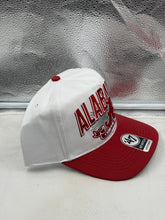 Load image into Gallery viewer, Alabama Crimson Tide NCAA '47 Brand White TT Hitch Snapback Adjustable Hat styled with a casual outfit, illustrating how this versatile hat enhances team spirit for casual outings or tailgating.
