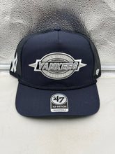 Load image into Gallery viewer, Front view of the New York Yankees MLB '47 Brand Throwback Navy Hitch Rope Adjustable Snapback Hat showcasing the vintage logo and rope detail.
