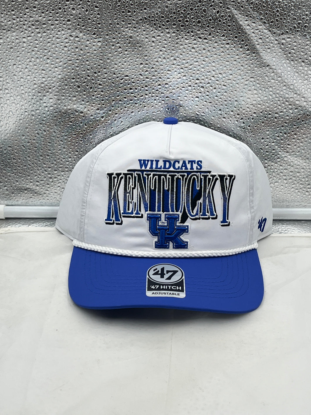 Kentucky Wildcats NCAA '47 Brand White TT Hitch Rope Adjustable Snapback Hat displayed on a mannequin showcasing its stylish design.