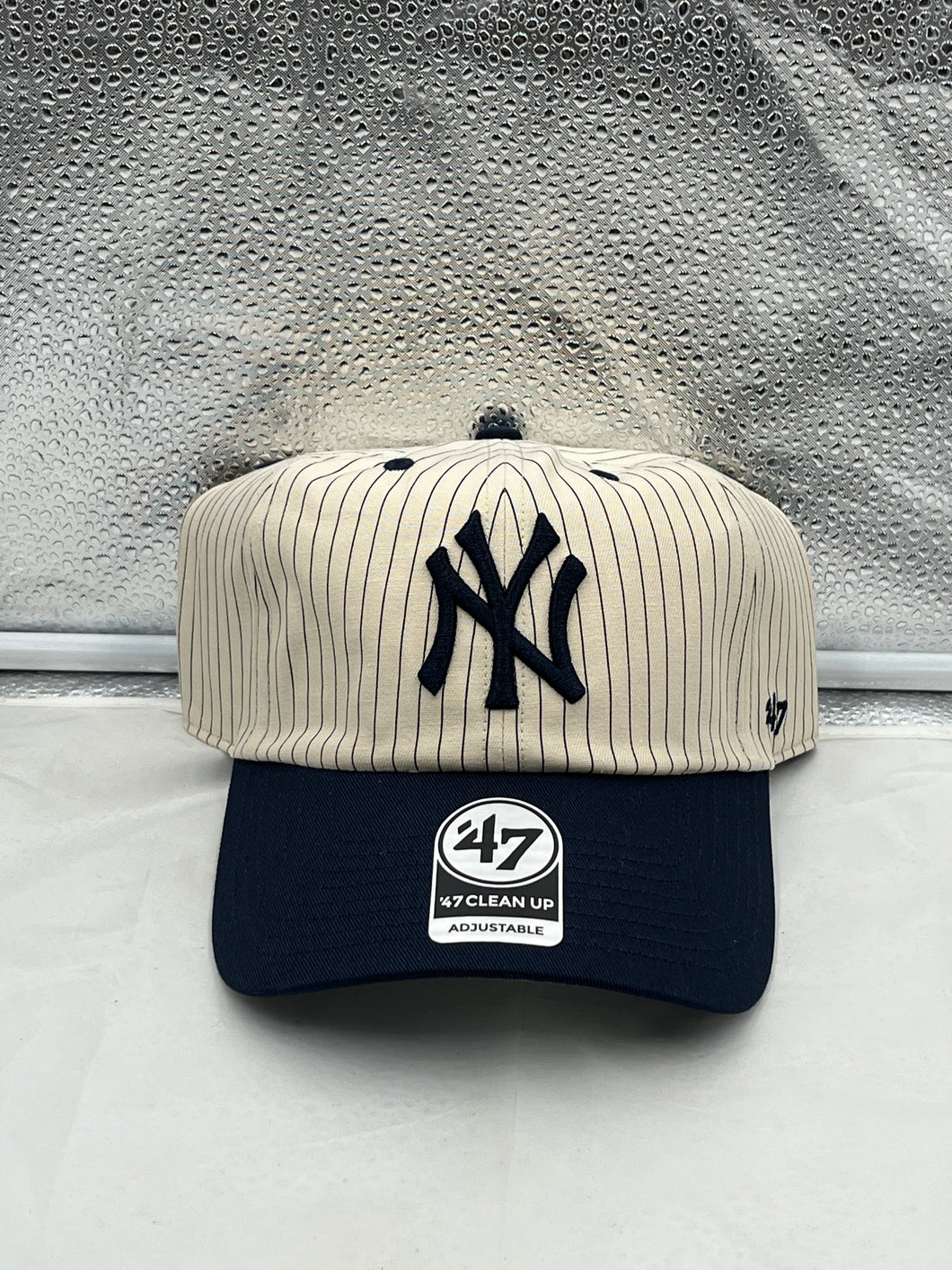 a new york yankees baseball cap sitting on top of a bed