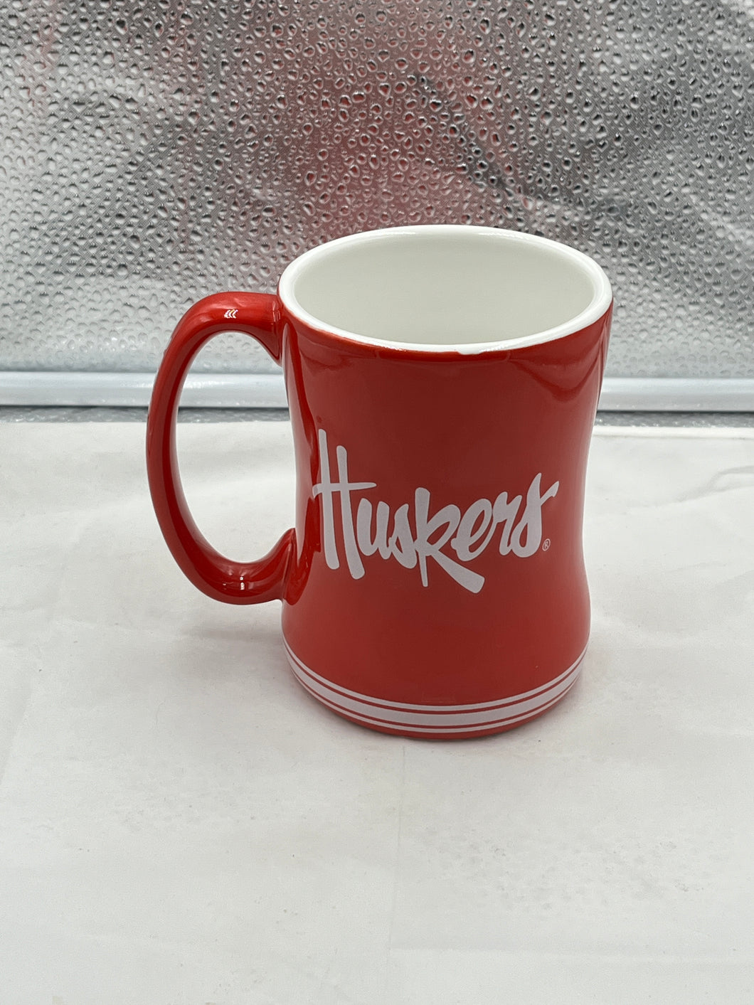 a red coffee mug with the word thunders written on it